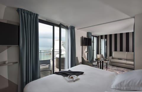 EXCEPTIONAL SUITE WITH PRIVATE WHIRLPOOL BATH SEA VIEW | Premium bedding, in-room safe, desk, laptop workspace