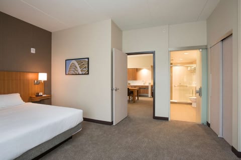 Premium bedding, in-room safe, desk, blackout drapes