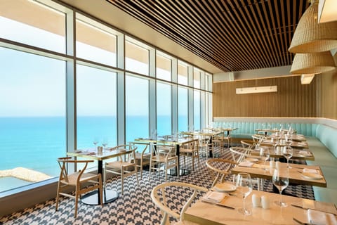 4 restaurants; breakfast, lunch, dinner, and brunch served