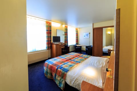 Deluxe Double Room | In-room safe, blackout drapes, free WiFi, bed sheets
