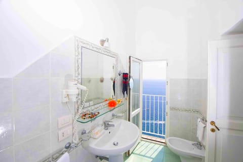 Superior Double Room, Sea View | Bathroom | Eco-friendly toiletries, hair dryer, bathrobes, bidet