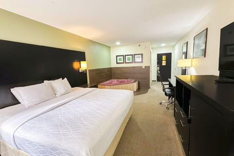 Suite, 1 Bedroom, Jetted Tub | Premium bedding, desk, iron/ironing board, free WiFi