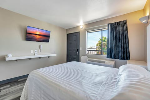 Economy Room, 1 Queen Bed, Non Smoking | Desk, free WiFi, bed sheets