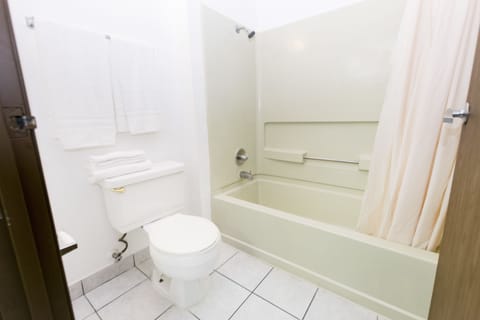 Economy Room, 1 Queen Bed, Smoking | Bathroom | Combined shower/tub, free toiletries, towels