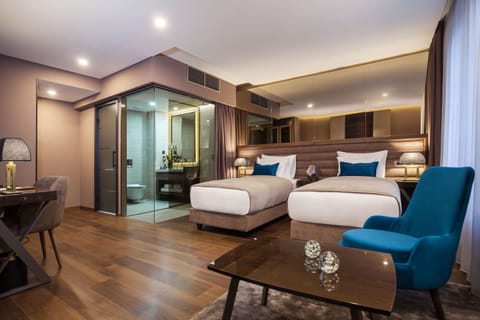 Car show package | Premium bedding, minibar, in-room safe, desk