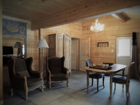 Prestige Suite for 4 People | Living room | Flat-screen TV