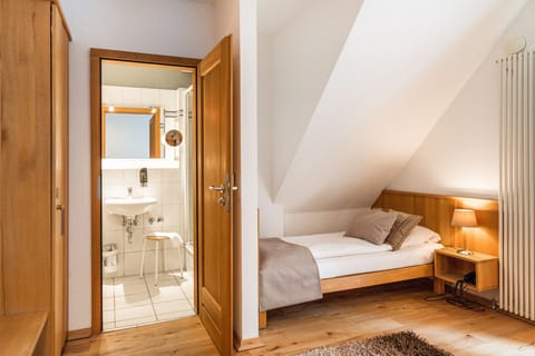 Single Room | Desk, cribs/infant beds, free WiFi, bed sheets