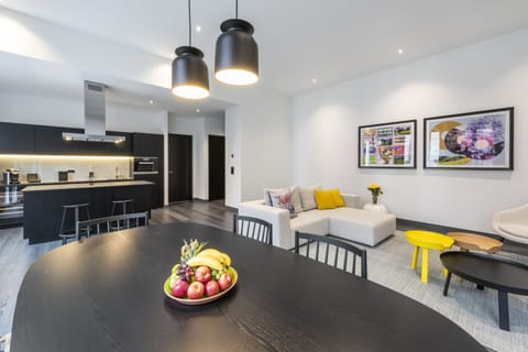 Studio Suite (King Gold) | Living area | Flat-screen TV, pay movies