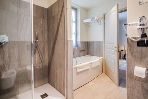Basic Suite | Bathroom | Combined shower/tub, free toiletries, bathrobes, slippers