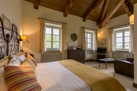 Standard Double Room | Minibar, in-room safe, desk, blackout drapes