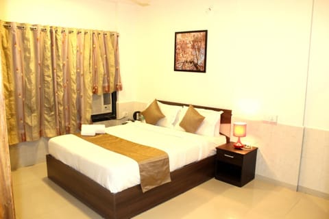 Egyptian cotton sheets, premium bedding, minibar, desk
