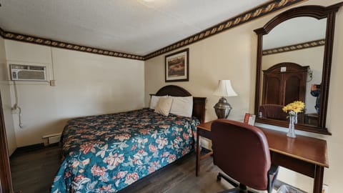 Standard Room, 1 King Bed | Desk, free WiFi, bed sheets