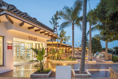 2 restaurants; breakfast, lunch, and dinner served