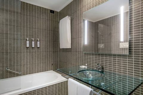 Combined shower/tub, deep soaking tub, free toiletries, hair dryer