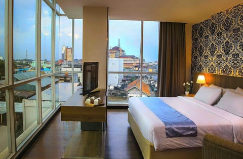 Deluxe Room, 1 Double Bed | Minibar, desk, soundproofing, WiFi (free)