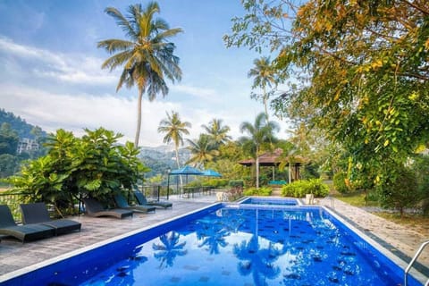 2 indoor pools, 2 outdoor pools, sun loungers
