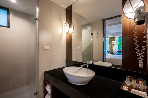 Chalet | Bathroom | Shower, free toiletries, hair dryer, bathrobes