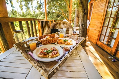 Daily full breakfast (ZAR 120 per person)