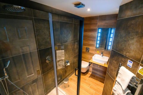 Club Double or Twin Room, 1 Double Bed, Non Smoking | Bathroom | Combined shower/tub, free toiletries, hair dryer, towels