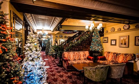 2 bars/lounges, lobby lounge