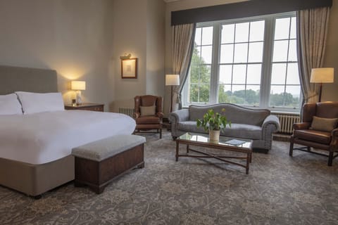 Junior Suite | In-room safe, desk, laptop workspace, blackout drapes