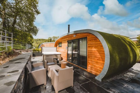 Cabin | Desk, iron/ironing board, bed sheets
