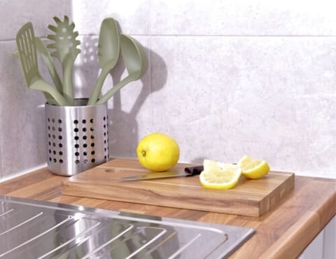 Full-size fridge, microwave, oven, stovetop