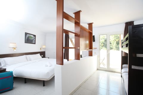 Family Room | In-room safe, desk, blackout drapes, soundproofing