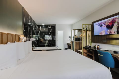 Standard Room, 1 King Bed, Non Smoking, Jetted Tub (Walk-in Shower) | Desk, laptop workspace, free WiFi, bed sheets