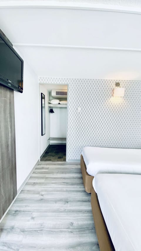 Standard Room, 2 Twin Beds | Desk, blackout drapes, free WiFi, bed sheets