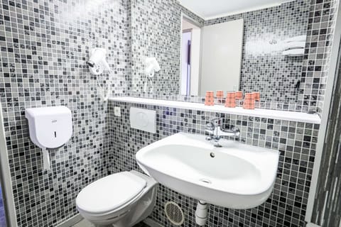 Combined shower/tub, eco-friendly toiletries, hair dryer, towels