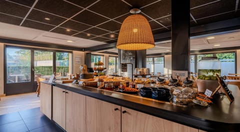 Breakfast, lunch, dinner served; French cuisine