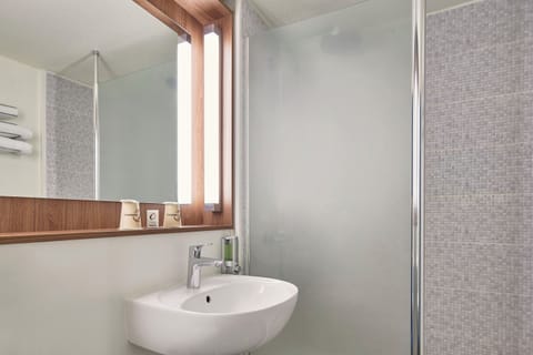 Premium bedding, desk, soundproofing, free WiFi