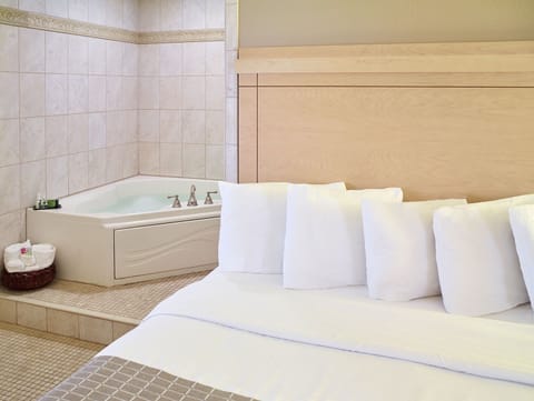 Suite, 1 King Bed, Non Smoking | Jetted tub
