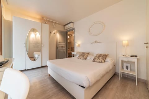 In-room safe, desk, soundproofing, free WiFi
