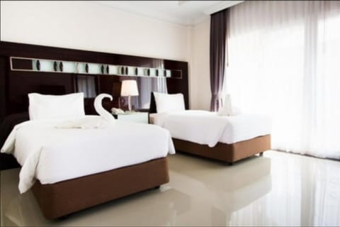 Standard Twin Room | Desk, blackout drapes, free cribs/infant beds, rollaway beds