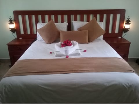 1 bedroom, desk, WiFi (free)