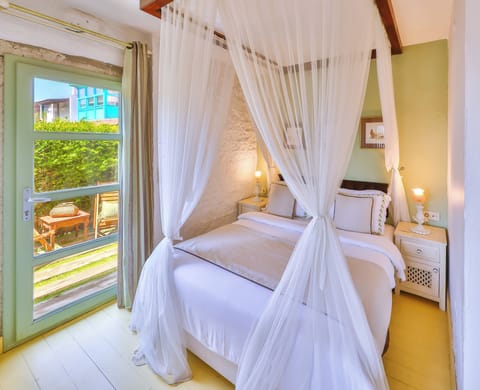 Garden Deluxe Suite with Terrace, Fireplace and Jetted Tub | Egyptian cotton sheets, premium bedding, minibar, in-room safe