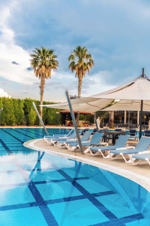 2 indoor pools, 2 outdoor pools, free cabanas, pool umbrellas