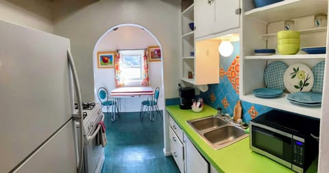 Pelican Annex B | Private kitchen | Fridge, microwave, coffee/tea maker, paper towels