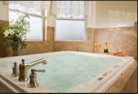 Suite, 1 King Bed (Jacuzzi and Fireplace) | Jetted tub