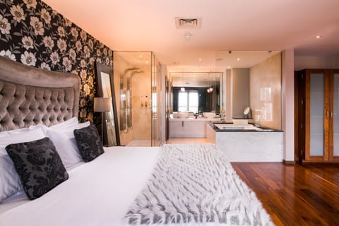Suite X11 | Premium bedding, minibar, in-room safe, desk