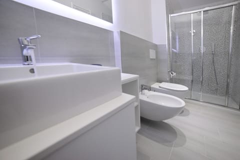 Suite, Garden View | Bathroom shower