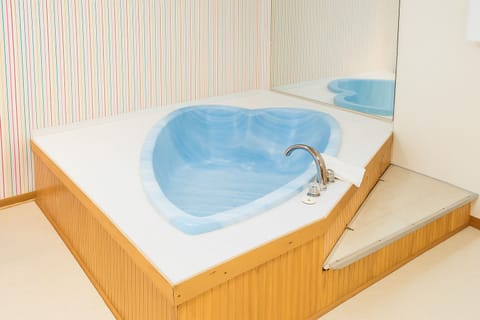 Suite, 1 King Bed | Free WiFi, bed sheets