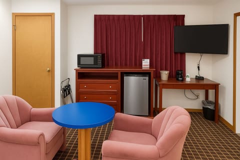 Suite, 1 King Bed | Free WiFi, bed sheets
