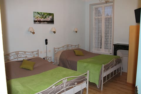 Quadruple Room | Individually decorated, individually furnished, free cribs/infant beds