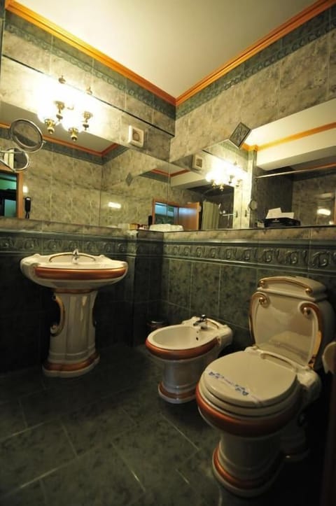 Imperial suite | Bathroom | Combined shower/tub, jetted tub, hair dryer, slippers