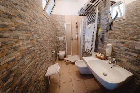 Economy con affaccio interno | Bathroom | Shower, free toiletries, hair dryer, bidet