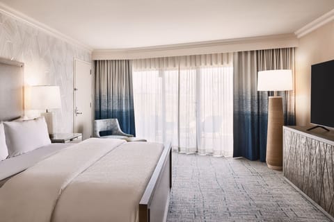 Suite, 1 King Bed, Corner | Down comforters, pillowtop beds, in-room safe, desk