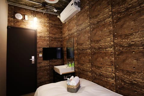 Comfort Single Room, Shared Bathroom (With Window) | In-room safe, soundproofing, free WiFi, bed sheets